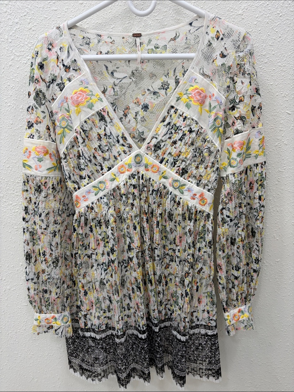 Free People White Floral Embroidered V-Neck Long Sleeve Tunic